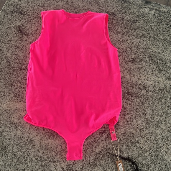 SKIMS ESSENTIAL CREW NECK SLEEVELESS BODYSUIT (NWT) - Picture 5 of 7